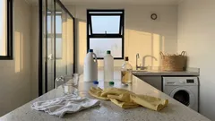 Cómo limpiar en invierno sin “ahogarte”: ventilación y mezclas que debes evitar