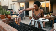 Pinza parrillera vs tenedor: el mito de los jugos y cómo dar vuelta la carne sin secarla