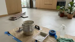 Microcemento vs. piso flotante: la guía 2026 para renovar tu casa sin drama